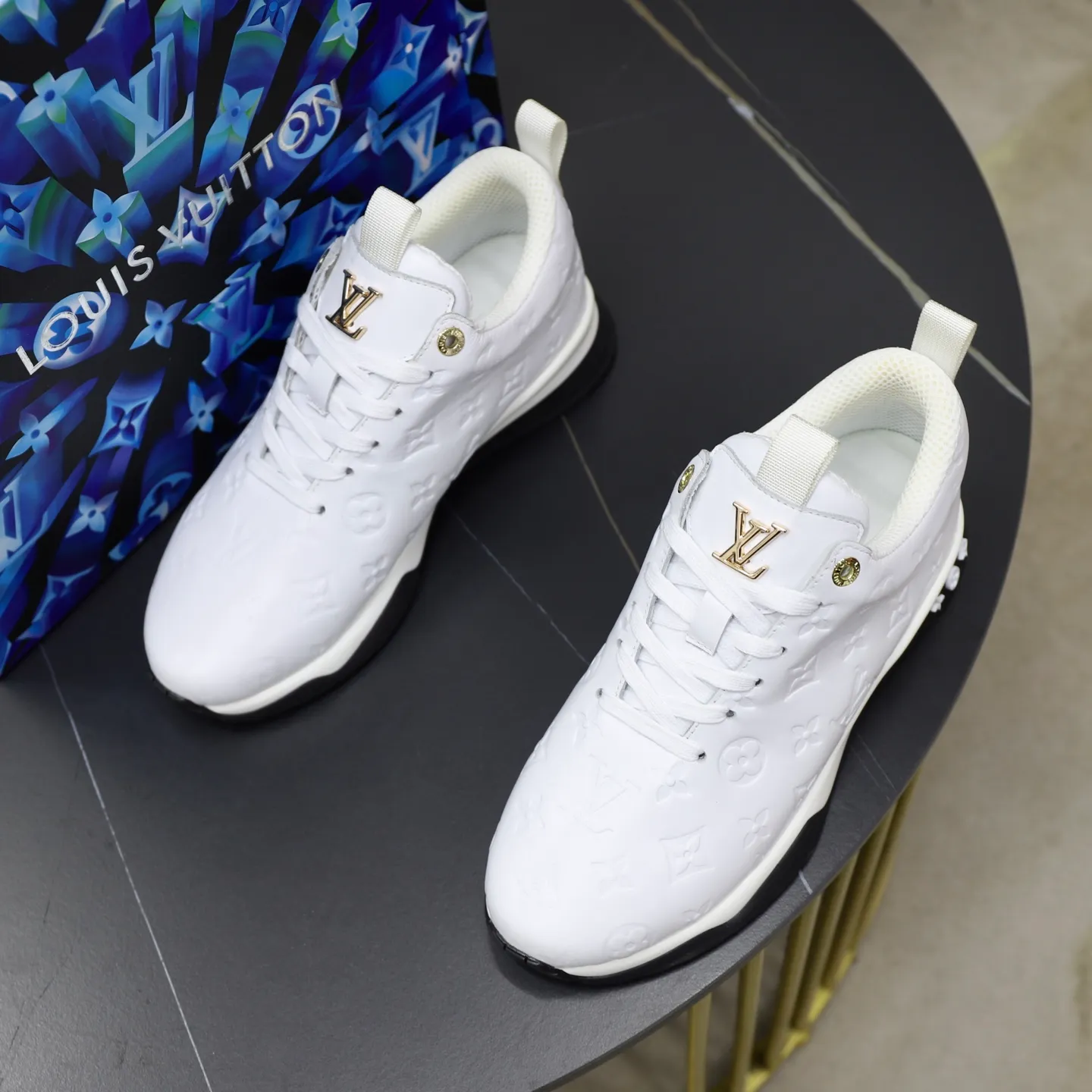 Factory price: 520💰【LV】Louis Vuitton is a high-end brand of men's shoes, new models on the market, top luxury brand, the latest fashionable casual men's shoes, trendy and versatile style, relaxed and sporty style, calfskin upper and ultra-fine workmanship. The original personalized fashionable rubber wear-resistant outsole is light and comfortable on the foot. Code number: 39-44 (45, 46 customized)